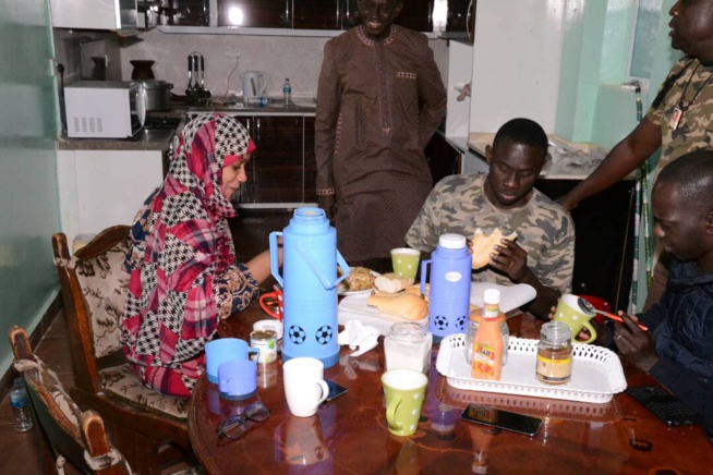 GALA DINER: Les premières images avec Pape Diouf qui exporte son "Yengeel Guessem" chez Adama Barrow avec les Forces Armées de la Gambie.