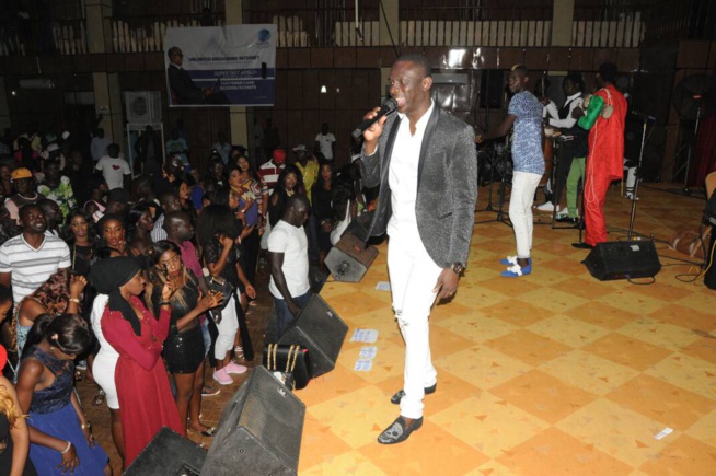 Les Gambiens à l'assaut du "yengueul gueussem" avec le leader de la génération consciente Pape Diouf au Pench Mi. Les Gambiens à l'assaut du "yengueul gueussem" avec le leader de la génération consciente Pape Diouf au Pench Mi.