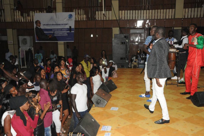 Les Gambiens à l'assaut du "yengueul gueussem" avec le leader de la génération consciente Pape Diouf au Pench Mi. Les Gambiens à l'assaut du "yengueul gueussem" avec le leader de la génération consciente Pape Diouf au Pench Mi.