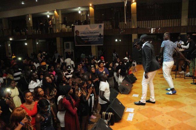 Les Gambiens à l'assaut du "yengueul gueussem" avec le leader de la génération consciente Pape Diouf au Pench Mi. Les Gambiens à l'assaut du "yengueul gueussem" avec le leader de la génération consciente Pape Diouf au Pench Mi.