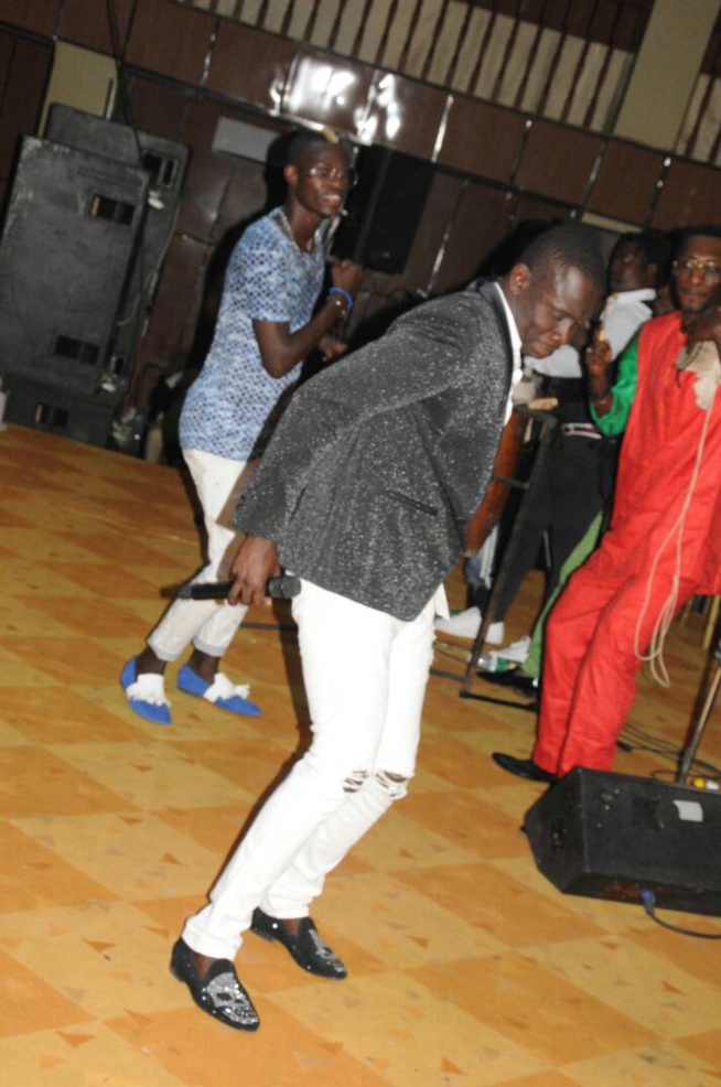 Les Gambiens à l'assaut du "yengueul gueussem" avec le leader de la génération consciente Pape Diouf au Pench Mi. Les Gambiens à l'assaut du "yengueul gueussem" avec le leader de la génération consciente Pape Diouf au Pench Mi.