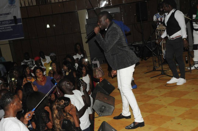 Les Gambiens à l'assaut du "yengueul gueussem" avec le leader de la génération consciente Pape Diouf au Pench Mi. Les Gambiens à l'assaut du "yengueul gueussem" avec le leader de la génération consciente Pape Diouf au Pench Mi.