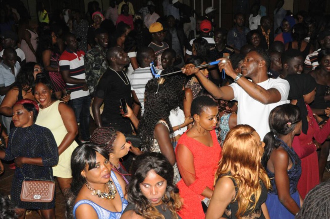 Les Gambiens à l'assaut du "yengueul gueussem" avec le leader de la génération consciente Pape Diouf au Pench Mi. Les Gambiens à l'assaut du "yengueul gueussem" avec le leader de la génération consciente Pape Diouf au Pench Mi.