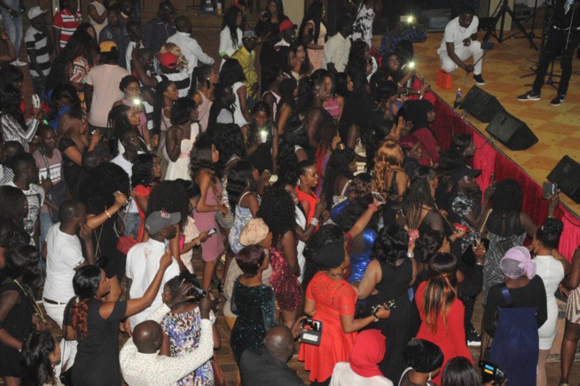 Les Gambiens à l'assaut du "yengueul gueussem" avec le leader de la génération consciente Pape Diouf au Pench Mi. Les Gambiens à l'assaut du "yengueul gueussem" avec le leader de la génération consciente Pape Diouf au Pench Mi.