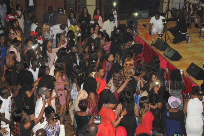 Les Gambiens à l'assaut du "yengueul gueussem" avec le leader de la génération consciente Pape Diouf au Pench Mi. Les Gambiens à l'assaut du "yengueul gueussem" avec le leader de la génération consciente Pape Diouf au Pench Mi.