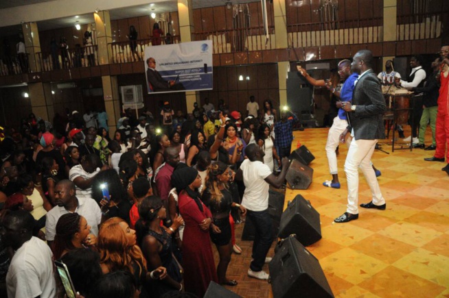Les Gambiens à l'assaut du "yengueul gueussem" avec le leader de la génération consciente Pape Diouf au Pench Mi. Les Gambiens à l'assaut du "yengueul gueussem" avec le leader de la génération consciente Pape Diouf au Pench Mi.