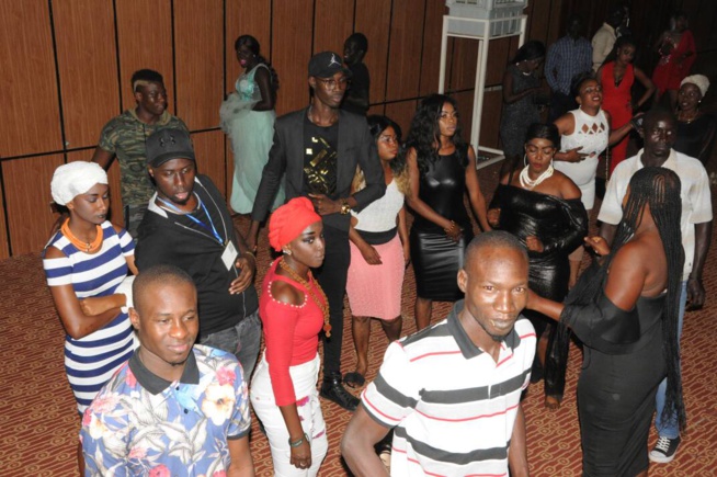Les Gambiens à l'assaut du "yengueul gueussem" avec le leader de la génération consciente Pape Diouf au Pench Mi. Les Gambiens à l'assaut du "yengueul gueussem" avec le leader de la génération consciente Pape Diouf au Pench Mi.