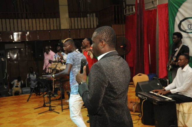 Les Gambiens à l'assaut du "yengueul gueussem" avec le leader de la génération consciente Pape Diouf au Pench Mi. Les Gambiens à l'assaut du "yengueul gueussem" avec le leader de la génération consciente Pape Diouf au Pench Mi.