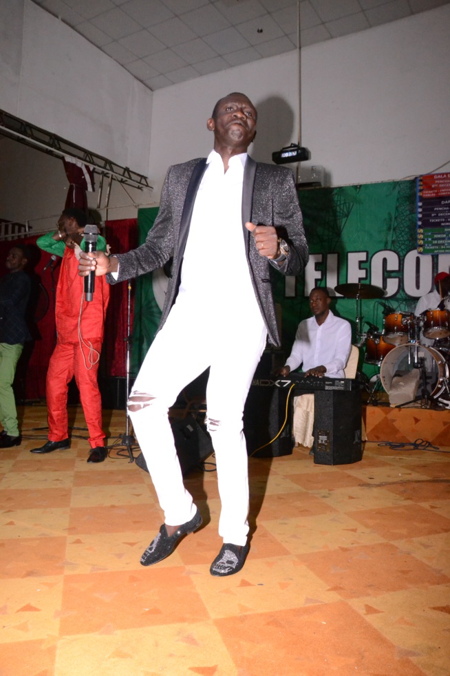 Pape Diouf remonte les bretelles aux Gambiens. En images de la soirée "Yeuguel Gueussem". Regardez Pape Diouf remonte les bretelles aux Gambiens. En images de la soirée "Yeuguel Gueussem". Regardez