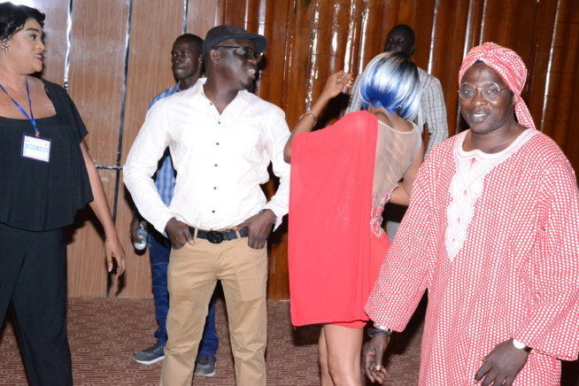 Pape Diouf remonte les bretelles aux Gambiens. En images de la soirée "Yeuguel Gueussem". Regardez Pape Diouf remonte les bretelles aux Gambiens. En images de la soirée "Yeuguel Gueussem". Regardez