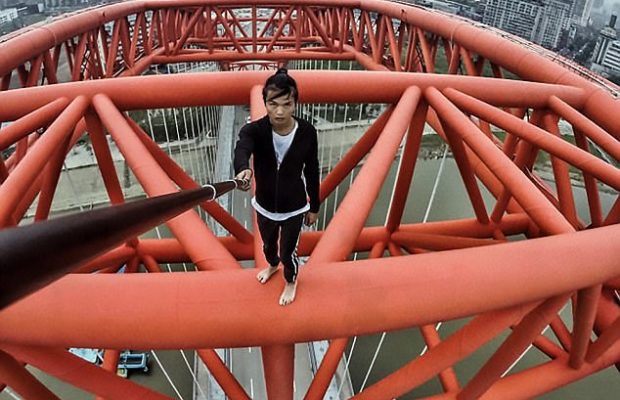 ( 05 Photos ) Un «rooftopper» chinois filme involontairement sa propre mort alors qu’il plonge du haut d’un gratte-ciel de 62 étages