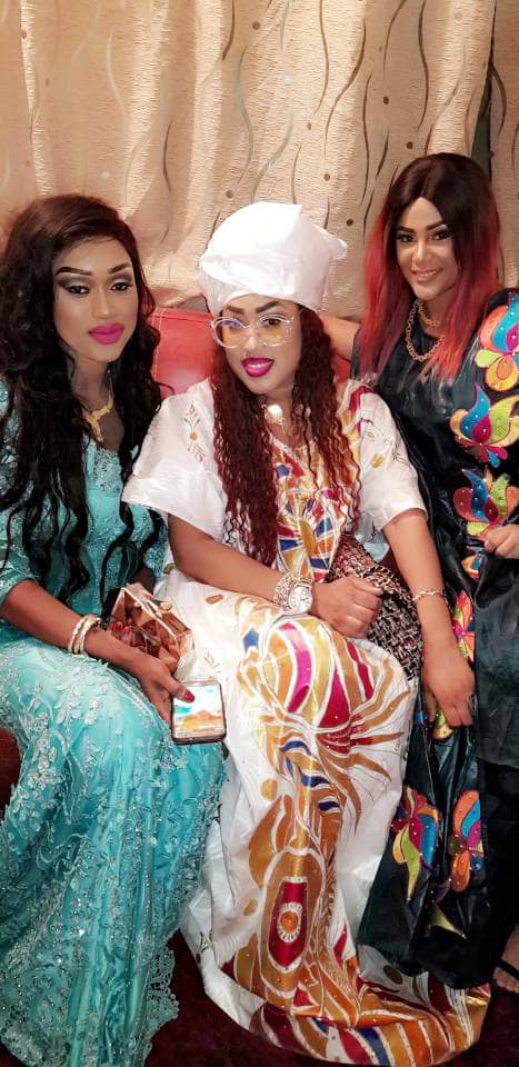 Madame Elou Drame Khadija Choupi toute ravissante le jour du baptéme de sa fille. Madame Elou Drame Khadija Choupi toute ravissante le jour du baptéme de sa fille.