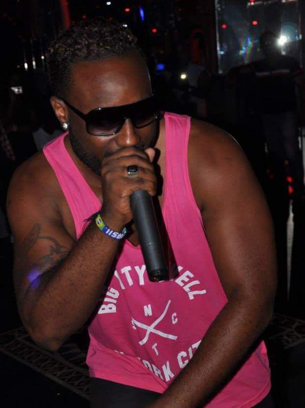 L'artiste Franco - Sénégalo - Malien, Keithzy auteur de "TRAUMATISÉ" avec son oncle Salif Keita. L'artiste Franco - Sénégalo - Malien, Keithzy auteur de "TRAUMATISÉ" avec son oncle Salif Keita.