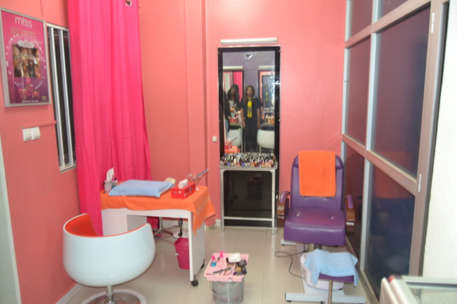 SPÉCIAL FIN D'ANNÉE: L'ESPRIT COSMETIQUE vous ouvre les portes de son institut de beauté: Une beauté silhouette à Dieppeul en face clinique Raby.