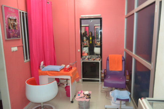 SPÉCIAL FIN D'ANNÉE: L'ESPRIT COSMETIQUE vous ouvre les portes de son institut de beauté: Une beauté silhouette à Dieppeul en face clinique Raby.