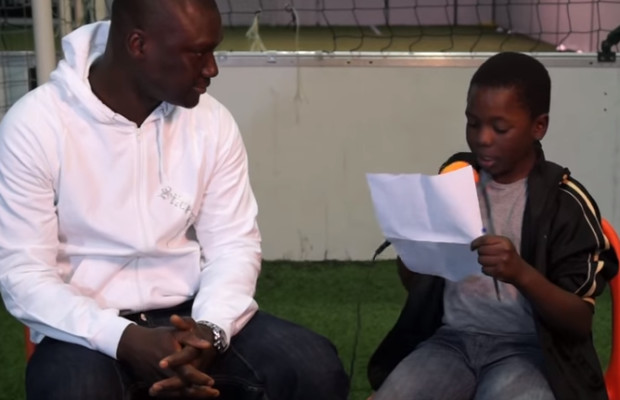 Papa Bouba Diop : mon fils est fier de son père, Quand il discute avec ses copains, il montre la Papa Bouba Diop : mon fils est fier de son père, Quand il discute avec ses copains, il montre la