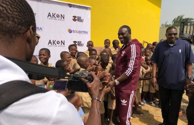 Visite de l’école offerte par Akon à …