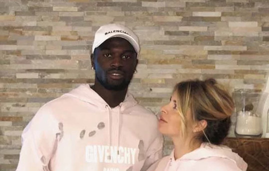 Mbaye Niang en toute complicité avec sa copine Emilie enceinte de quelques mois