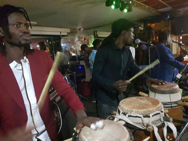 Bal des enfants Assane Ndiaye régale les enfants de Torino. Bal des enfants Assane Ndiaye régale les enfants de Torino.