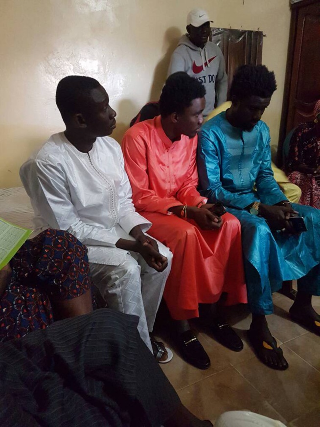 WalySeck chez les parents de Pape Diouf pour présenter ses condoléances. WalySeck chez les parents de Pape Diouf pour présenter ses condoléances.