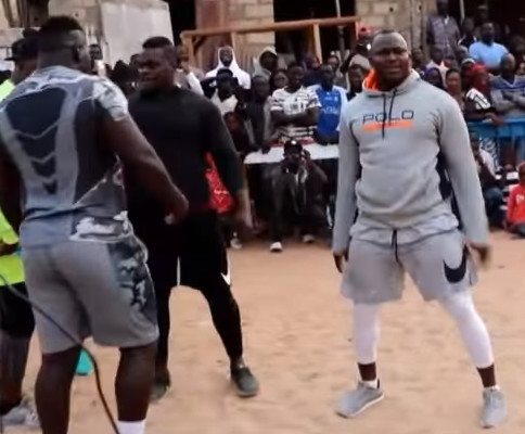 Modou Lô sur l’état de forme du Zorro : « Yekini Jr s’est bien entraîné, il a de l’espoir » Modou Lô sur l’état de forme du Zorro : « Yekini Jr s’est bien entraîné, il a de l’espoir »