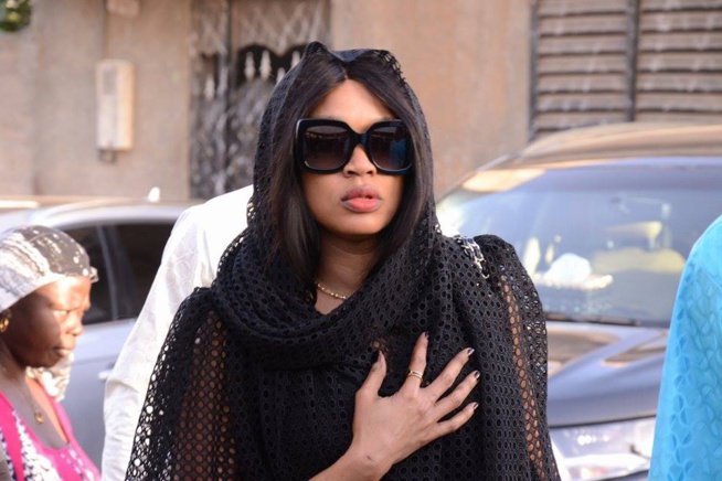 La patronne de COBRA BEAUTY HAIR SHOP,Colé Faye chez Pape Diouf pour présenter ses condoléances? La patronne de COBRA BEAUTY HAIR SHOP,Colé Faye chez Pape Diouf pour présenter ses condoléances?