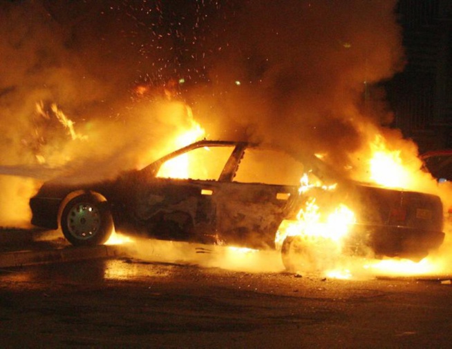 Vidéo: Un taxi prend feu sur l'autoroute à péage, ce matin... Vidéo: Un taxi prend feu sur l'autoroute à péage, ce matin...