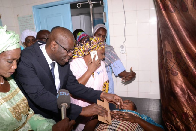 Bébé de l'année: Le maire de Pikine Ablaye Timbo sillonne les maternités de Pikine, Fass Mbao et Keur Massar. En images Bébé de l'année: Le maire de Pikine Ablaye Timbo sillonne les maternités de Pikine, Fass Mbao et Keur Massar. En images