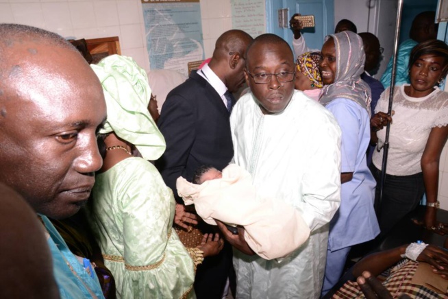 Bébé de l'année: Le maire de Pikine Ablaye Timbo sillonne les maternités de Pikine, Fass Mbao et Keur Massar. En images Bébé de l'année: Le maire de Pikine Ablaye Timbo sillonne les maternités de Pikine, Fass Mbao et Keur Massar. En images