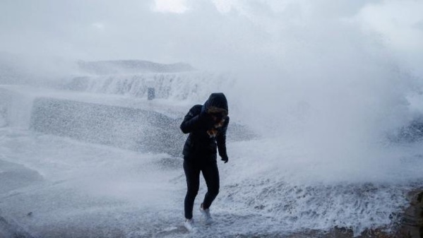 Tempête Eleanor. Un mort, quinze blessés, 110 000 foyers toujours sans électricité Tempête Eleanor. Un mort, quinze blessés, 110 000 foyers toujours sans électricité