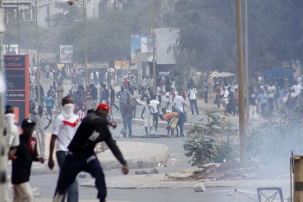 Un après-midi très risqué sur l'avenue Cheikh Anta Diop : Les étudiants ne veulent pas laisser entrer Mary Teuw Niane à l'Ucad Un après-midi très risqué sur l'avenue Cheikh Anta Diop : Les étudiants ne veulent pas laisser entrer Mary Teuw Niane à l'Ucad