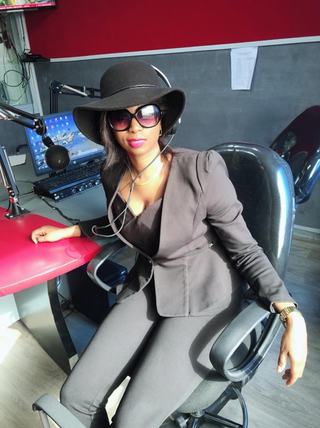 Arrêt sur image : ADIOUZA DANS LE STUDIO DE LA RFM … Arrêt sur image : ADIOUZA DANS LE STUDIO DE LA RFM …