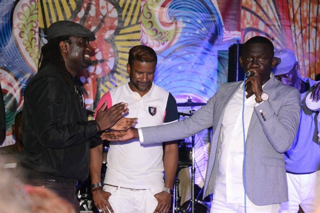 Première sortie de Pape Diouf en 2018, El Hadj Diouf en guest star au Saraba. Voici les 100 images. Première sortie de Pape Diouf en 2018, El Hadj Diouf en guest star au Saraba. Voici les 100 images.