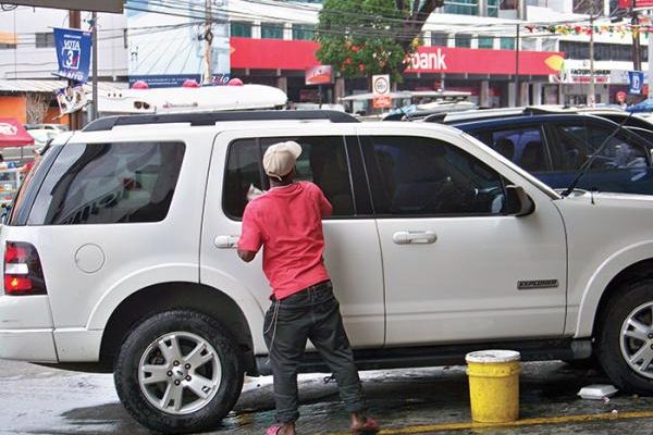 Des laveurs de voitures volent plus de 700.000 FCFA Ã un client Des laveurs de voitures volent plus de 700.000 FCFA Ã un client