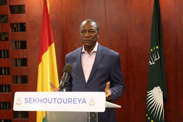 Alpha Condé menace les diplomates : "Celui qui va s’ingérer dans les affaires de la Guinée, je le mettrais dans le premier avion" Alpha Condé menace les diplomates : "Celui qui va s’ingérer dans les affaires de la Guinée, je le mettrais dans le premier avion"