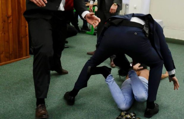 Une femme torse nu s’en prend au président du… Une femme torse nu s’en prend au président du…