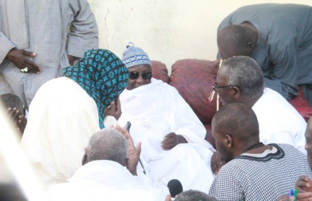 Khalifat de Serigne Bara Mbacké : Serigne Abdou Coumba Souna Mbacké et Serigne Moustapha Mbacké, fils-aîné du défunt khalife, se disputent le trône