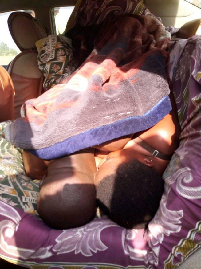 Un homme coincé entre les jambes de sa maîtresse en plein ébat s3xuel Un homme coincé entre les jambes de sa maîtresse en plein ébat s3xuel