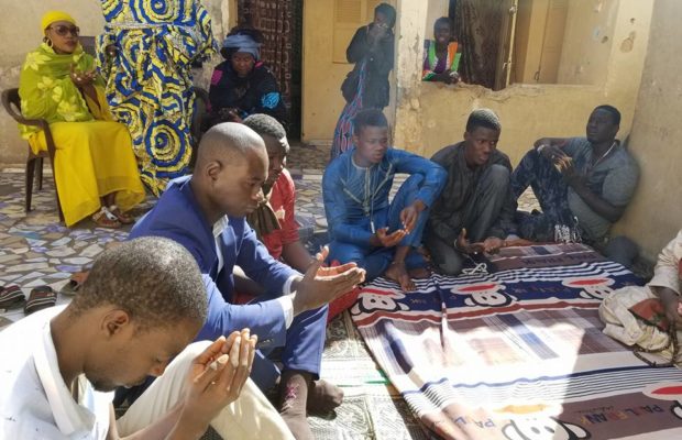 13 ans Après la mort de Ndongo lo Récital du coran en hommage chez sa fille 13 ans Après la mort de Ndongo lo Récital du coran en hommage chez sa fille