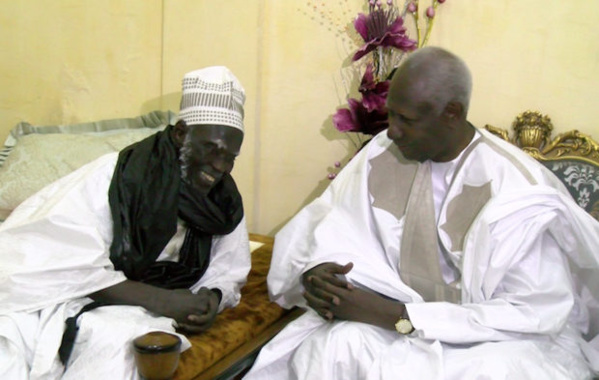 Touba: La visite d'Abdou Diouf n'a duré que le temps d'une rose Touba: La visite d'Abdou Diouf n'a duré que le temps d'une rose