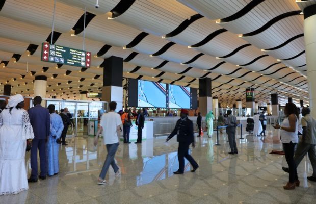 Voulant partir en France à tout prix, l’étudiante se présente à l’aéroport avec les papiers d’une femme blanche