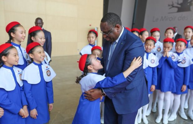 Le Président de la République Macky Sall avec les petits anges de la Corée du Sud Le Président de la République Macky Sall avec les petits anges de la Corée du Sud