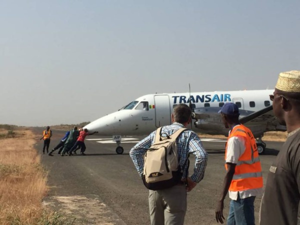 Du jamais vu ! Le vol TRANSAIR incapable de faire marche arrière : ses passagers en mode “pousse-pousse” Du jamais vu ! Le vol TRANSAIR incapable de faire marche arrière : ses passagers en mode “pousse-pousse”