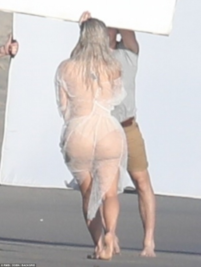 Kim Karda­shian  sous sa robe trans­pa­rente : elle se fait (encore) trahir par les…