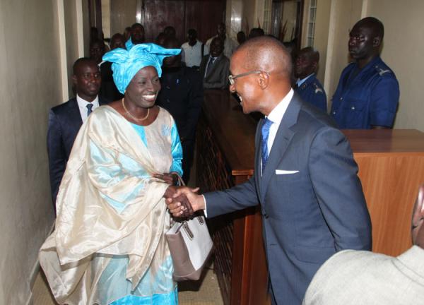 Abdoul Mbaye cogne Macky Sall, Mimi Touré monte sur le ring et met KO l'ancien PM Abdoul Mbaye cogne Macky Sall, Mimi Touré monte sur le ring et met KO l'ancien PM