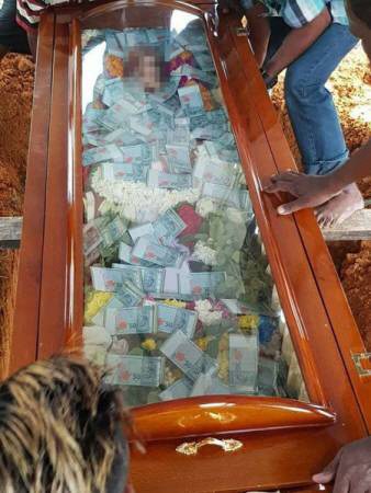 Il enterre son père avec 7 630 $ en espèces dans le cercueil … Il enterre son père avec 7 630 $ en espèces dans le cercueil …