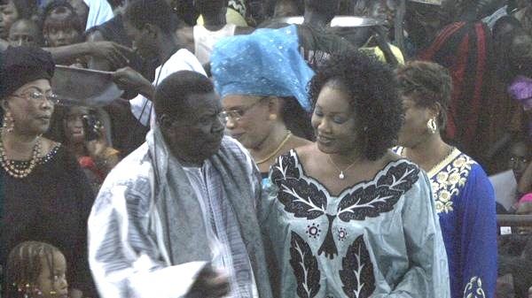 Comment la femme de Cheikh Bethio a quitté le Cheikh pour un jeune Gentleman Comment la femme de Cheikh Bethio a quitté le Cheikh pour un jeune Gentleman