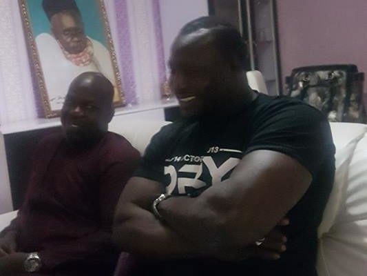 Modou Lô chez lui ce samedi, en train de se…