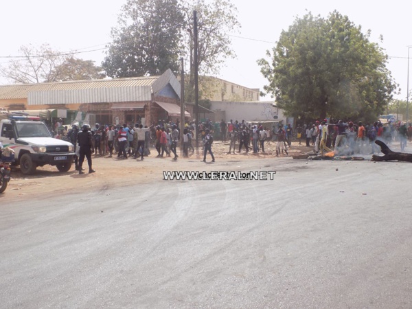 Manifestation de motos-taxis à Tambacounda : un véhicule de police heurte un collégien, lui cassant un bras Manifestation de motos-taxis à Tambacounda : un véhicule de police heurte un collégien, lui cassant un bras