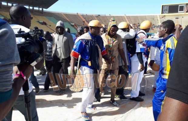 [ 10 Photos ] Modou Lo vient au stade avec des chaussures « THIARAKH »